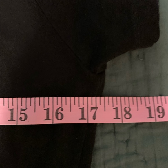 Donated Black tee Friend’s central perk sz LG EUC - Picture 4 of 5